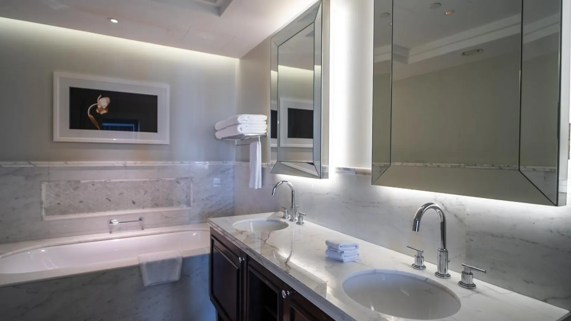 Apartment In Kempinski Boulevard Downtown Dubaj