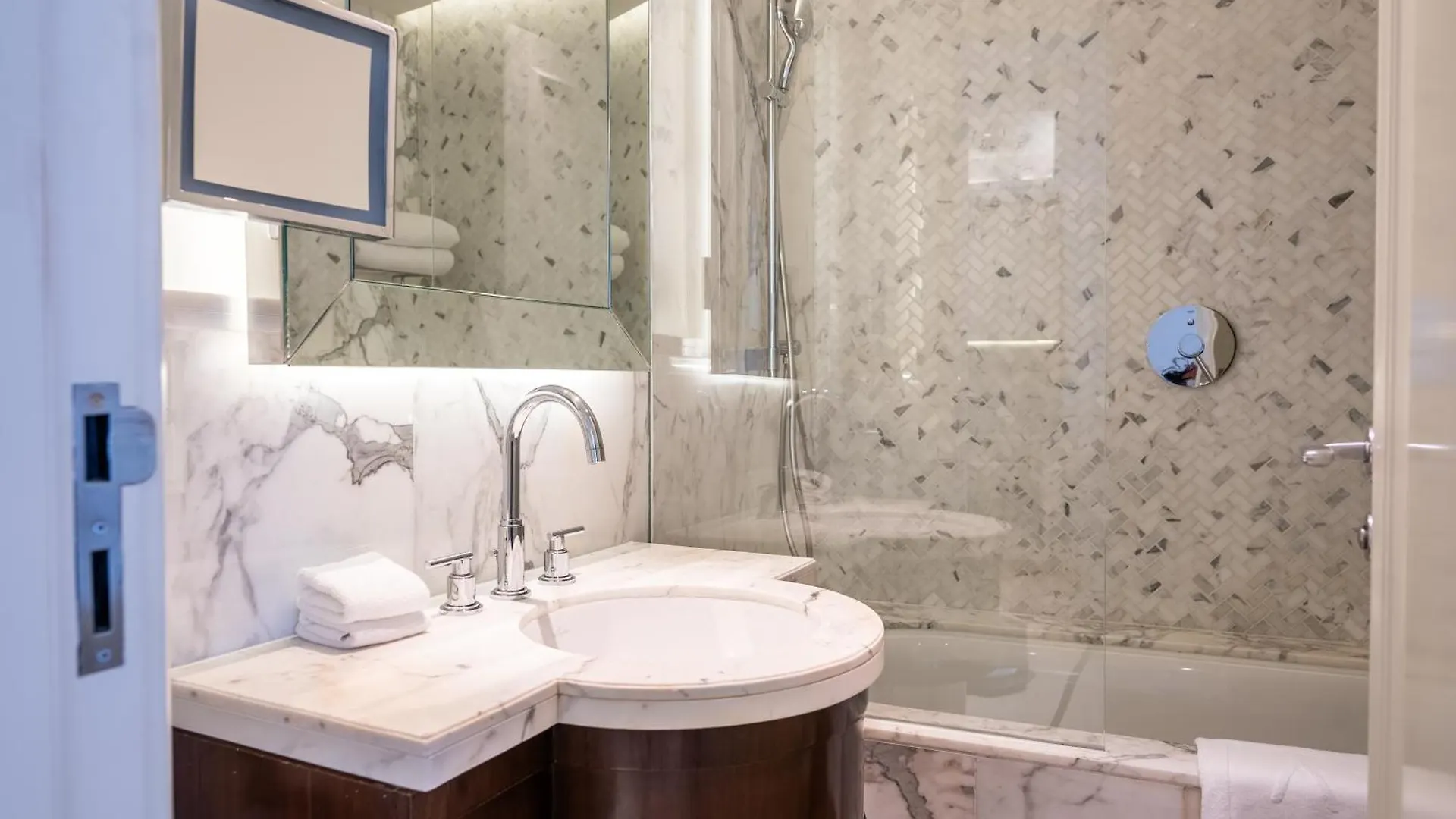 Apartment In Kempinski Boulevard Downtown Dubai United Arab Emirates